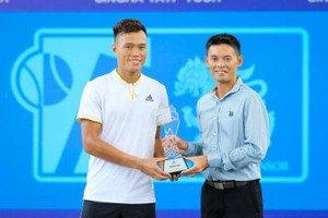 范明俊（左）在頒獎儀式上。