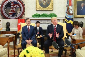 韓總統文在寅（左）同美總統特朗普共同會見記者。小圖為金特會紀念幣。（圖源：韓聯社）