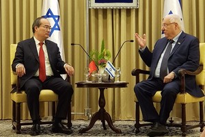 市委書記阮善仁(左)在耶路撒冷市會見以色列總統魯文‧里夫林。（圖源：越通社）