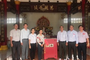 潘嬌清香副主席（左四）代表團與慈善會館負責人在觀音殿留影。