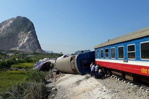 SE19列車與卡車碰撞事故，現場6節車廂脫軌，造成2人死亡。