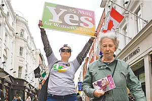 支持修憲人士在街頭造勢。 （圖源：路透社）