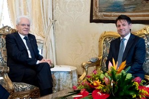 意大利總統馬塔雷拉（左）召見由五星運動黨和聯盟黨共同舉薦的內閣總理人選朱塞佩‧孔戴。（圖源：互聯網）