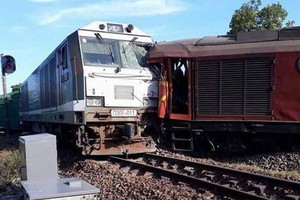 兩列車駛進火車站時發生碰撞，多車廂脫軌，貨物散落軌道。（圖源：越南鐵路俱樂部）