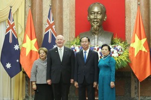 國家主席陳大光伉儷與澳大利亞總督彼得‧科斯格羅夫伉儷合照。（圖源：日北）