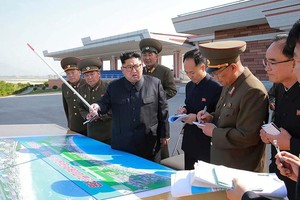 朝鮮最高領導人金正恩日前視察了元山葛麻海岸旅遊區建設工地，要求在明年4月完工。（圖源：KCNA）