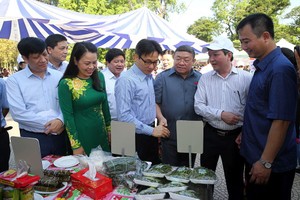 武德膽副總理(右四) 參觀各展位。（圖源：廷南）