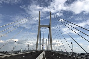 座落在同塔省高嶺市靖泰鄉的高嶺橋通車。（圖源：九龍）