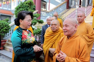 國會主席阮氏金銀會見越南佛教教會各僧尼。（圖源：玉陽）