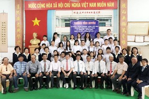 應屆畢業生與各董事、老師合照。