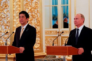 俄羅斯總統普京26日在莫斯科與日本首相安倍會晤後舉行的聯合記者會。（圖源：互聯網）