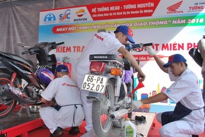 祥源公司員工為大學生免費換機油。