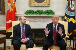 美國總統川普會見被委內瑞拉政府釋放的美國公民美喬舒亞·霍爾特。（圖源：AP）