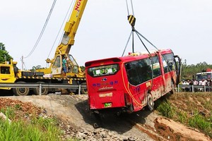 綏安縣公安同日上午已調動重型吊車把該臥鋪客車吊離現場。（圖源：K.Nho）