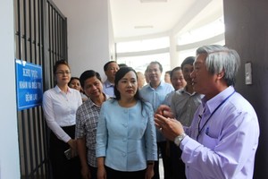 衛生部長阮氏金進(中)探望舊邑郡醫療中心結核科。（圖源：HL）