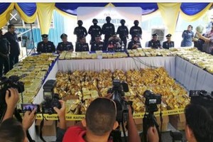 大馬海關展示查獲的大批冰毒。（圖源：路透社）