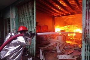 火警現場火勢猛烈，消防隊員在奮勇滅火。（圖源：消防隊提供）