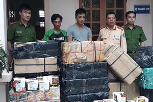 被查獲的鞭炮總數量465盒，總重量逾600公斤。（圖源：VOV）