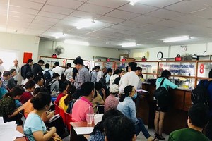 民眾在第九郡辦理紅簿簽發手續。