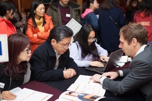 學校暑假不接待外賓，包括留學諮詢與廣告活動。圖為在胡志明市舉辦的某一留學諮詢活動。（示意圖源：互聯網）