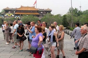 本月份來越國際遊客逾 670 萬人次。圖為某一西歐遊客前來順化古都遊覽參觀。（示意圖源：互聯網）