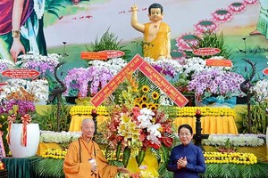 武氏蓉同志向越南佛教教會贈送花籃祝賀。（圖源：胡龍）