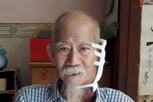 嚴栢祥老伯在家養病。