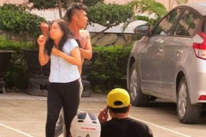 歹徒持刀控制一名叫阿芳的女職工。（圖源：英科）