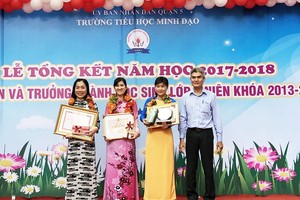 第五郡人委會副主席張庚波向獲獎教師頒發獎項。