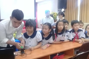 市公交管理中心員工在對阮秉謙小學生採集指紋。