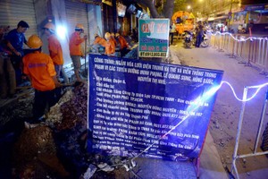 施工隊深夜在第六郡黎光充街掘路以把電網 地下化施工。