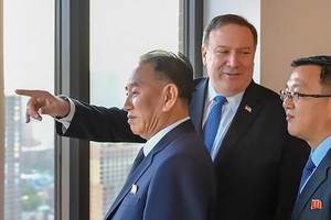 美國國務卿彭佩奧（中）與金正恩特使金英哲(左)。（圖源：AFP）