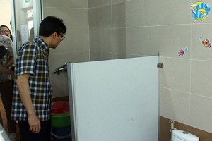 政府副總理武德膽親臨檢查某一幼兒園衛生間設施。（圖源：首都安寧報）