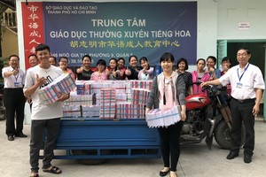 師生們準備把教科書送到市教育與培訓廳。