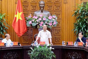 政府總理阮春福(中)在會議上發表講話。（圖源：光孝）