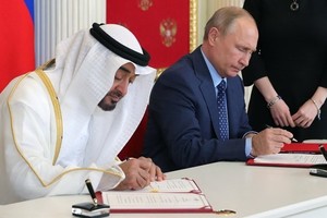 俄羅斯總統普京與阿拉伯聯合酋長國阿布扎比王儲穆罕默德簽署兩國戰略夥伴關係宣言。（圖源：Sputnik）