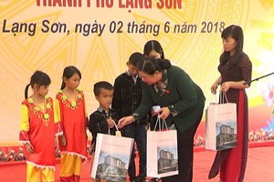 國會常務副主席從氏放向廣樂鄉小學學生及貧困兒童贈送禮物。（圖源：VOV）