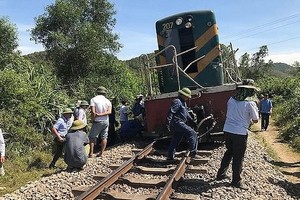 該起事故導致列車頭被脫離軌道，交通受阻。