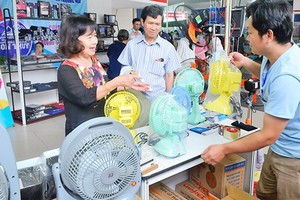 消費者選購國產Bifan電風扇。