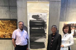 李克柔畫家(右二)向挪威賓客介紹參展作品。