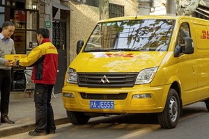 DHL快遞公司人員按名址將包裹投遞到收件人手上。