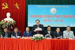 黃永江（中）連任越南古傳武術聯團主席。（圖源：登科）