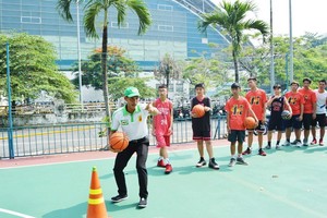 李榮康教練指導學員帶球上籃技術。