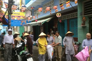 為蘭若菩提寺的尼姑、佛門弟子以及華人婦女參加街區清潔活動。