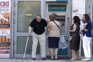 民眾在自助取款機前排隊取錢。（示意圖源：Christian Hartmann）