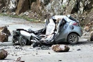現場該汽車被滾石砸扁，導致司機當場死亡。（圖源：越南快訊網）