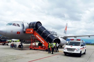 救護車在機場跑道應急救護昏倒的乘客。