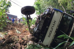 事故現場卡車翻下上10米的深溝。（圖源：VOV）