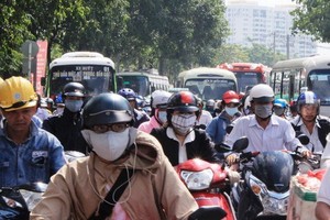 騎摩托車者使用耳機在本市各條街道是司空見慣的情況。