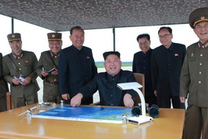 金正恩及軍方高官正在討論軍事。（圖源：路透社）